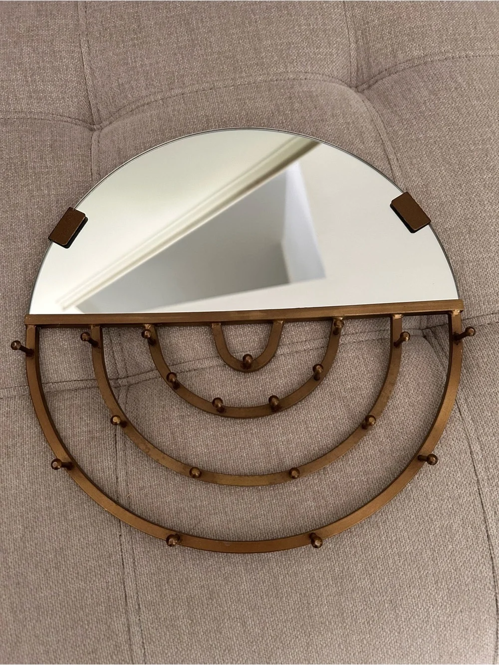 UO Round Jewlery Hanger with Mirror